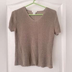 Joan & David. Short sleeve knit top. Size: One Size.